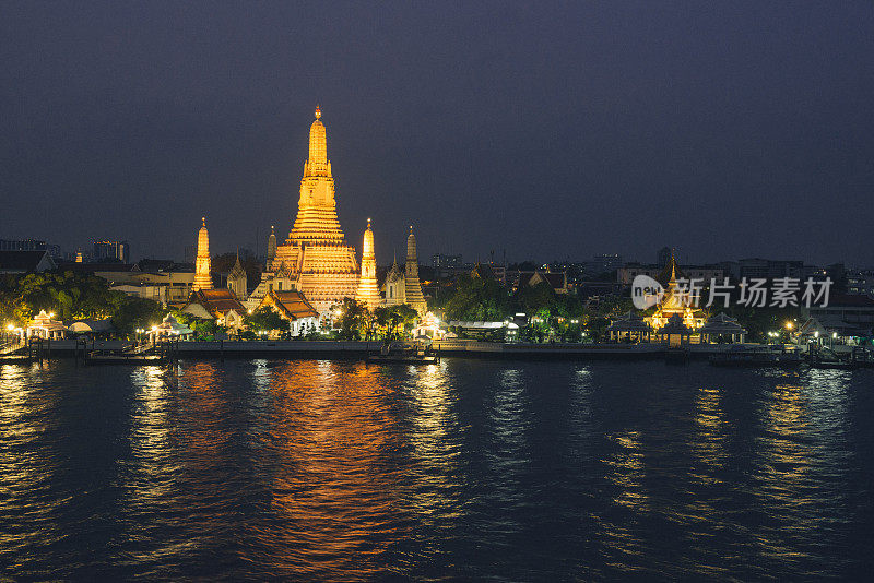 夜景照明Wat Arun曼谷泰国佛教寺庙